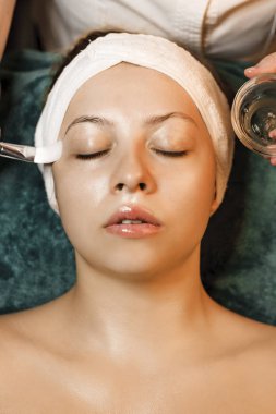 Üst görünüm eğilmiş güzel bir genç kadının portresi kadar yakın 