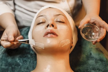 Bir yatak wi yaslanmış büyüleyici bir kadının yüzünün yakın portresi