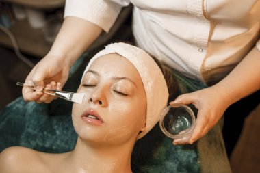 Anti-yaş yapan beyaz bir kadının yakın portresi 