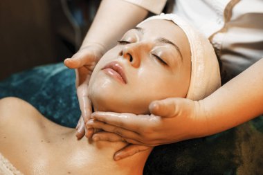 Kapalı gözlü bir yatağa yaslanmış büyüleyici bir kadının portresi h