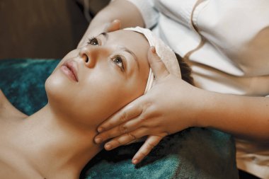 Bir yüz ma olan güzel bir genç kadının yan görünüm portresi