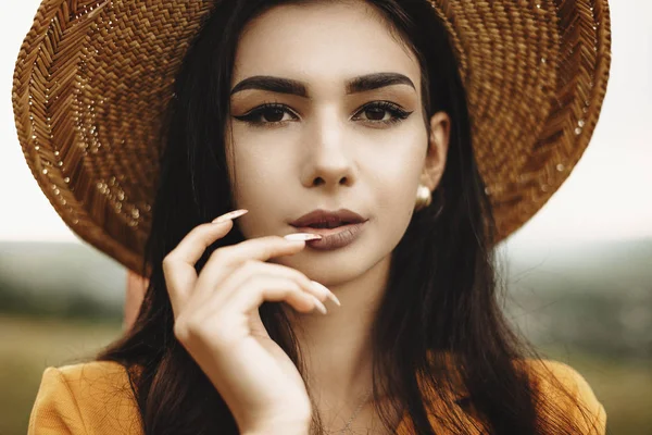 Nahaufnahme Porträt einer erstaunlichen Frau mit langen dunklen Haaren — Stockfoto