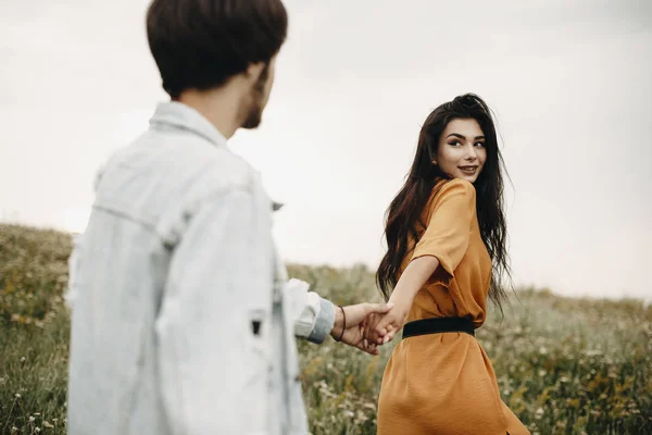 Mooie charmante vrouw Holding hand van haar vriendje leidt h — Stockfoto