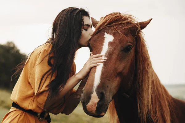 Momento emocional mientras hermosa joven hembra con largo hai oscuro —  Fotos de Stock