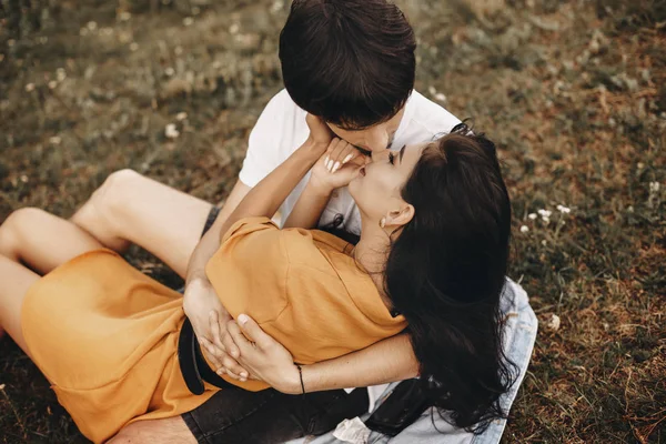 Obere Ansicht eines schönen kaukasischen Paares, das sich umarmt und sieht — Stockfoto