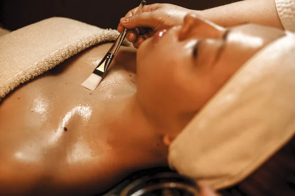 Sida syn på kvinnlig kosmetolog hand tillämpa en transparent ma — Stockfoto