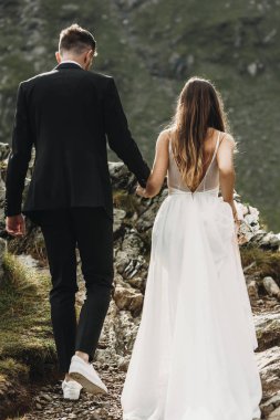 Tanınmayan beyaz bir genç damat ve gelin ho geri görünümü