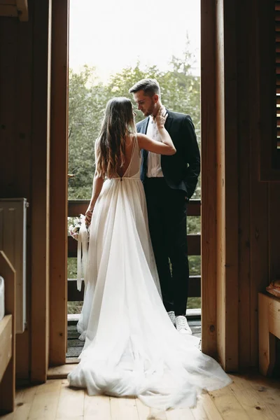 In voller Länge Porträt einer schönen Braut und Bräutigam umarmen sich auf — Stockfoto