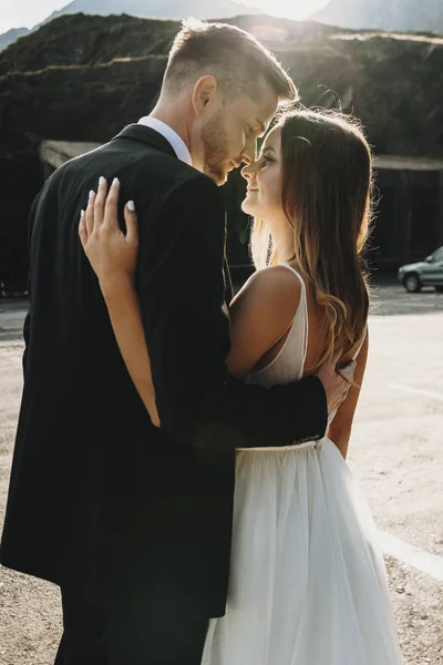 Retrato de vista lateral de una encantadora pareja casada abrazando y mirando — Foto de Stock