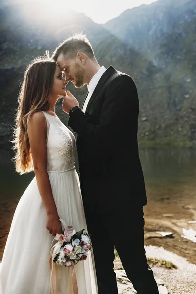 Birbirlerine clo bakan inanılmaz bir çift yan görünüm portre