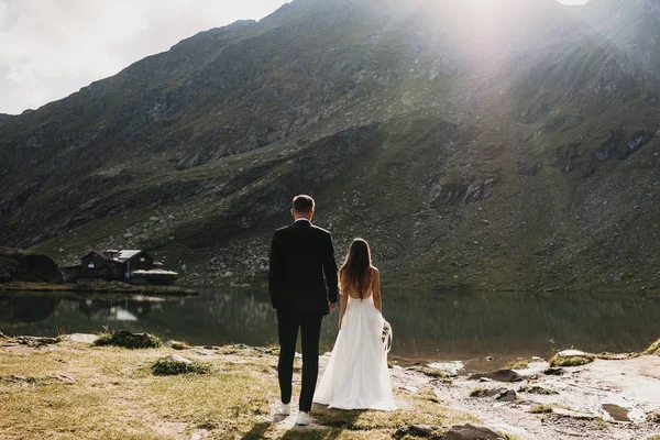 Tanınmayan bir gelin ve damat walkin tam uzunlukta geri görünümü