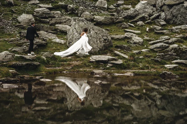 Widok boczny portret niesamowitej narzeczonej biegną w górach Nea — Zdjęcie stockowe