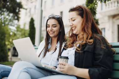 Güzel kafkas genç uzun saçlı esmer tuvalet sırasında gülümseyen