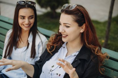 Kırmızı saçlı güzel bir vücut pozitif kadının yakın portresi 