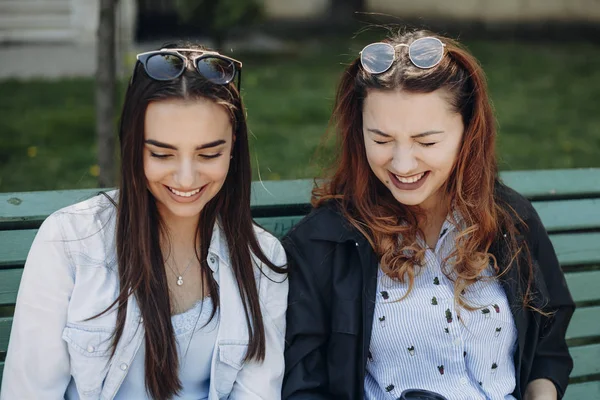 Portrait de deux belles jeunes amies caucasiennes rient — Photo