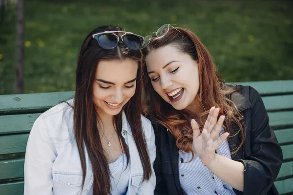 Primer plano retrato de dos hermosas mujeres divirtiéndose riendo whi — Foto de Stock