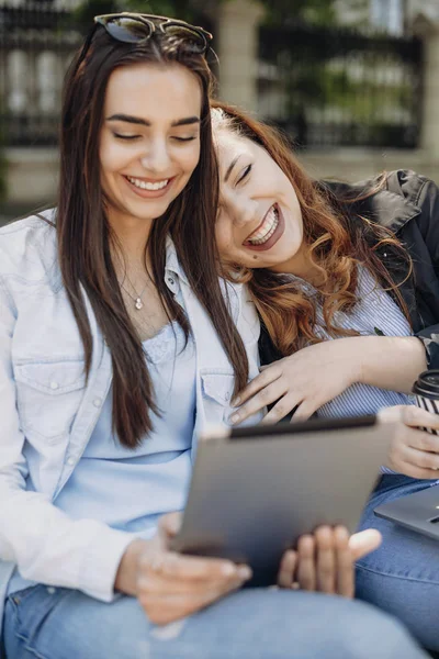 Incredibile donna dai capelli rossi ridere con gli occhi chiusi mentre seduto — Foto Stock