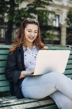 Uzun kızıl saçlı bir cherful artılar boyutu kadın Portresi siting