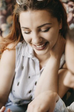 Lon ile güzel bir kafkas artı boyutu kadınların yakın portresi