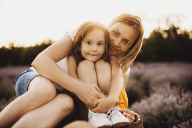 Bir lavanta bir bankta oturan güzel bir genç kız portresi