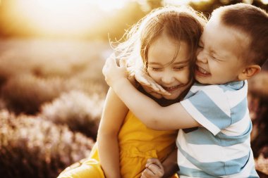 Ile kucaklayan küçük bir erkek ve kız kardeşi yakın portre 