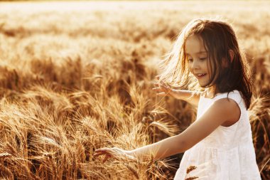 Dokunaklı beyaz elbise giymiş güzel bir küçük kız portresi