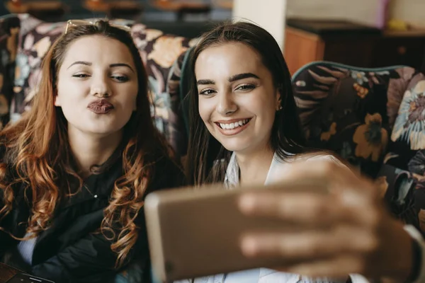 Två vackra kvinnan gör selfie och ha kul när du sitter i — Stockfoto