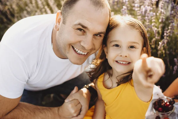 Gros plan portrait d'une belle petite fille vêtue de jaune d — Photo