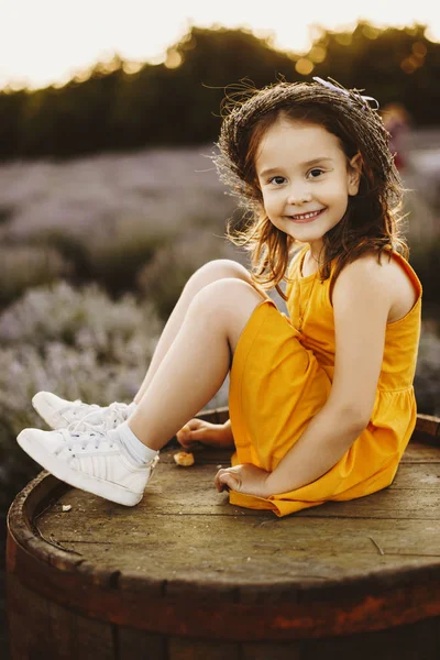 Retrato de uma linda menina vestida de vestido amarelo sitt — Fotografia de Stock