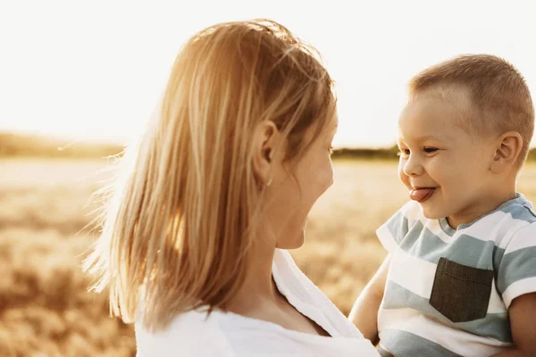 Gros plan portrait de mignon jeune garçon jouer avec sa mère whil — Photo