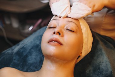 Güzel beyaz kadın, sağlıklı cilt bakımı yaptırıyor.