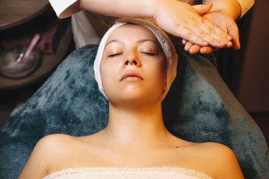 Beyaz bir kadının kaplıcaya dayanmış güzel manzarası.