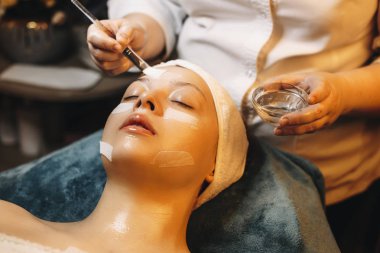 Cazibeli beyaz kadın kaplıcaya uzanmış, gözleri kapalı.