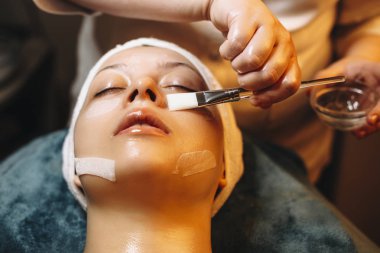 Yaş karşıtı maskesi olan çekici bir kadının yakın portresi.