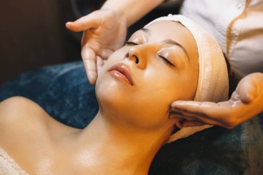 Kafkas bir kadının kaplıcaya eğildiği yakın plan.