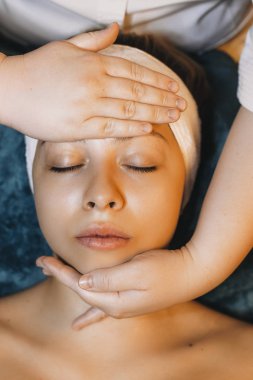 Beyaz tenli çekici bir yüz ve anti-yaş profesyoneli.