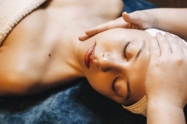 Beyaz bir kadının kaplıcaya dayanmış güzel manzarası.