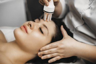 Güzel bir esmerin gençleşirken yan görünüm portresi.