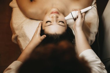 Bir kuyuda yaş karşıtı terapi yapan çekici bir kadının üst görüntüsü.