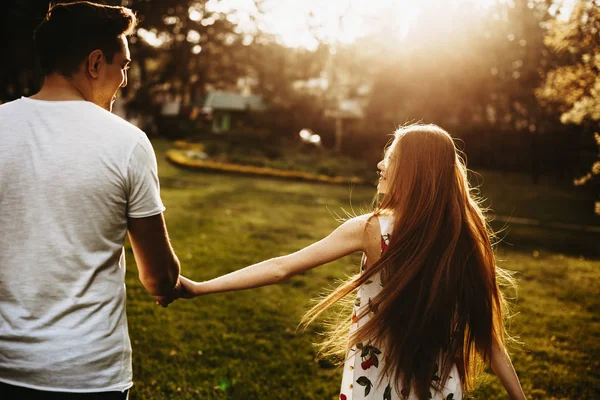 Vista Posteriore Una Bella Giovane Femmina Con Capelli Rossi Lentiggini — Foto Stock