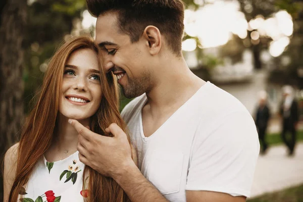 Visão Lateral Retrato Casal Caucasiano Incrível Namoro Fora Enquanto Menina — Fotografia de Stock