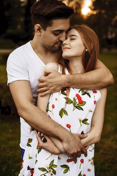 Retrato Encantador Jovem Casal Abraçando Sensual Contra Pôr Sol Com — Fotografia de Stock