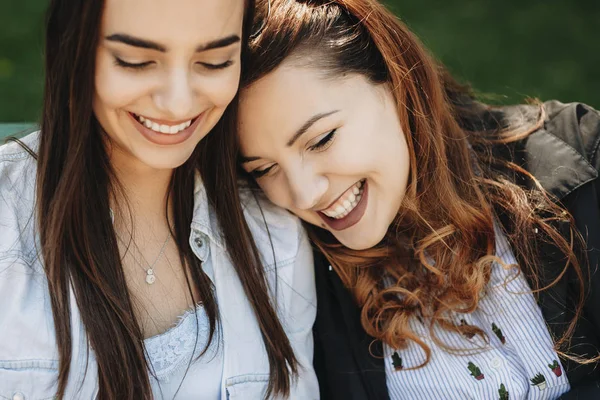 Primer plano retrato de un encantador más tamaño de las mujeres con larga cu rojo — Foto de Stock