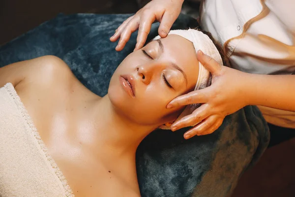 一个可爱的高加索女人做皮肤护理治疗的上视图 — 图库照片