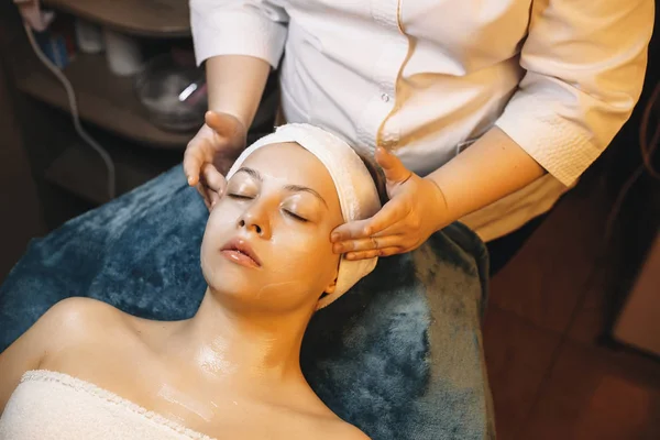 Kafkasyalı yetişkin bir kadının yüz masajı yaparken... 