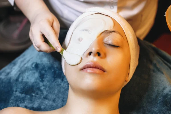 Nahaufnahme einer charmanten Frau, die sich auf ein Wellnessbett lehnt und ein Hydrat macht — Stockfoto