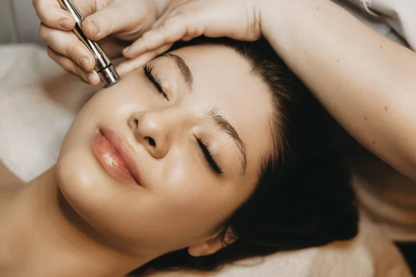 Kafkasyalı güzel bir kadının mikro dermabrüksiyon yaptırdığı yakın plan.