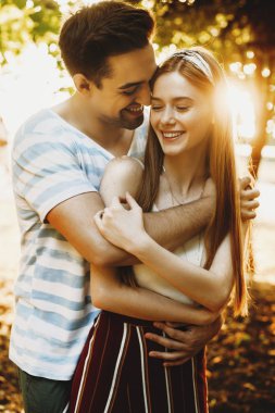 Parkta kucaklaşan romantik genç çift. Mutlu çift.