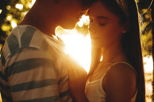 Närbild av unga par med huvudet vidrör solnedgången — Stockfoto