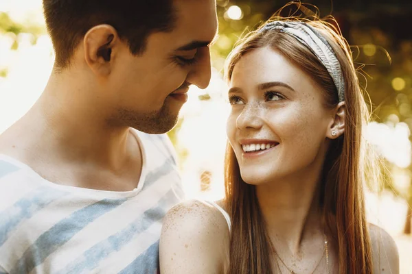 Primo piano di una coppia che si guarda negli occhi. Amare uomo e donna — Foto Stock